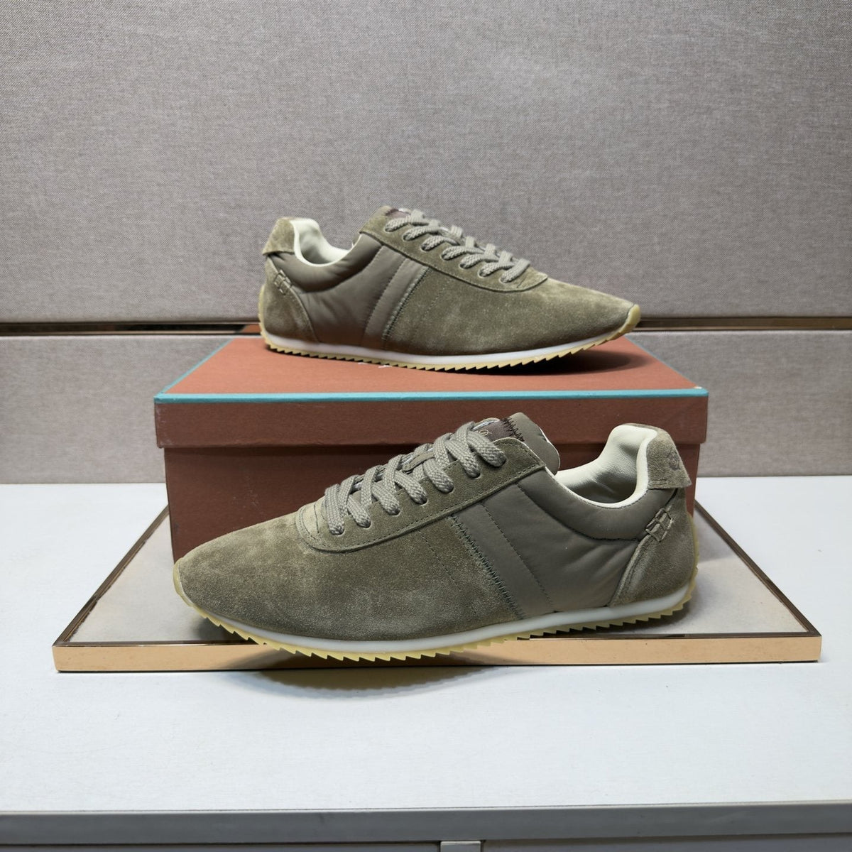 Low-Top Lace-Up Sneakers - Leather Lining